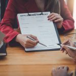 Personne remplissant une demande de logement social sur un ordinateur portable.
