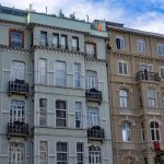 Façade d’un immeuble d’appartements à Lille dans une rue résidentielle.