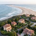 Vue aérienne réaliste de maisons entourées de jardins, proches de l’océan Atlantique et d’une plage, sous une lumière douce.
