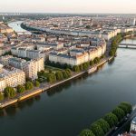 Vue aérienne réaliste de Lyon montrant la Presqu’île entre la Saône et le Rhône, avec des immeubles urbains lumineux, des ponts et des quais arborés.